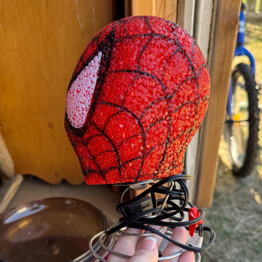 Red Spider-Man Lamp - Picture 4 of 4